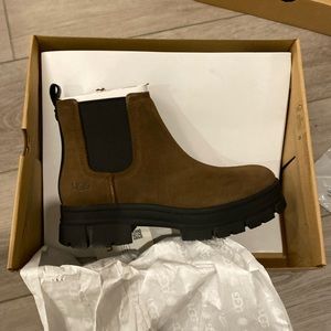 UGG Ashton Chelsea Boots - size 9